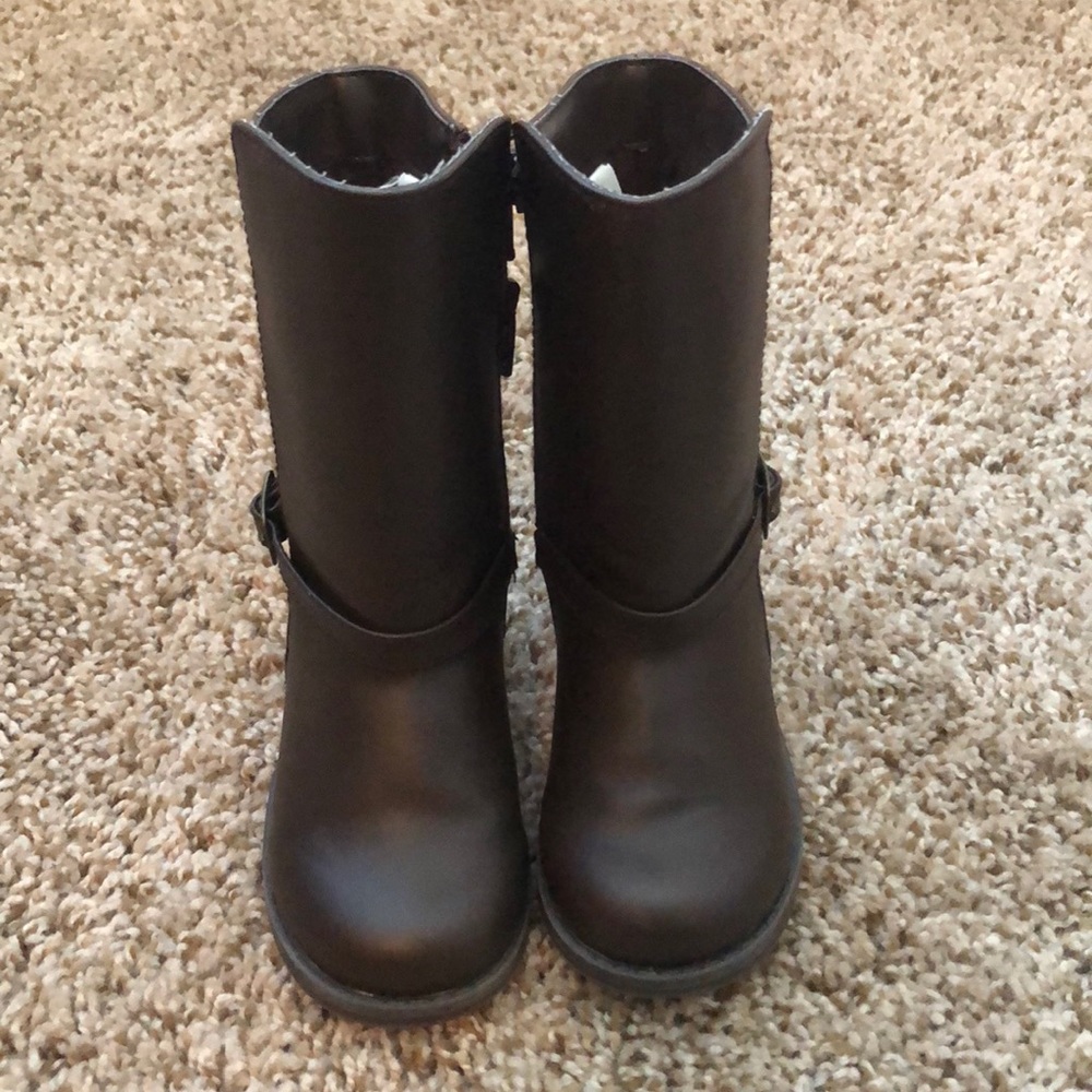 Brown toddler boots
